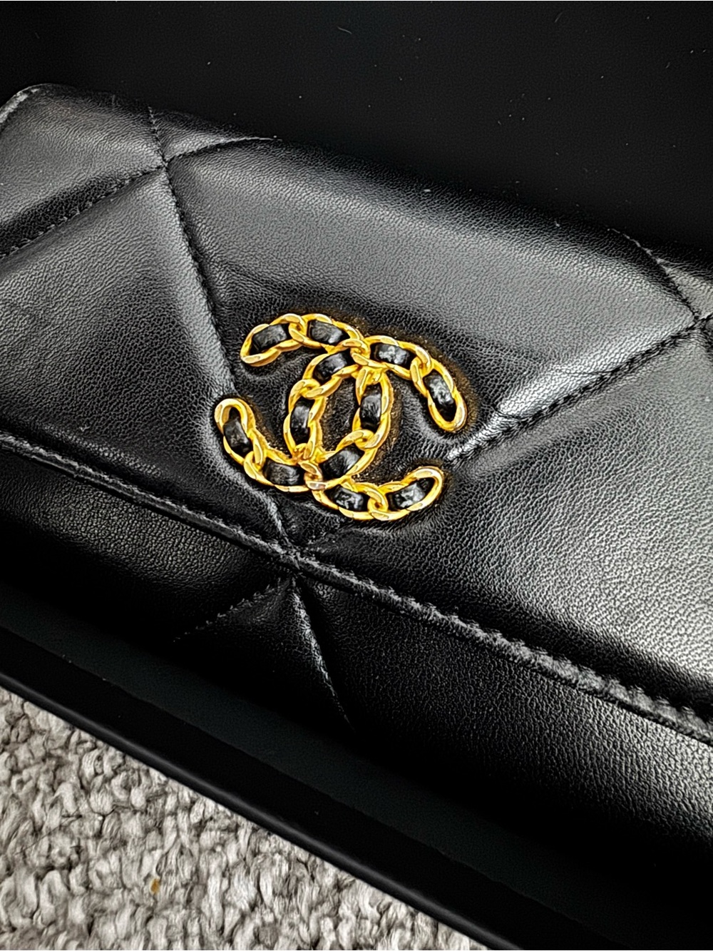 Chanel
19 Flap Wallet Quilted Lambskin 
(Great condition + Full set) - Picture 2 of 10